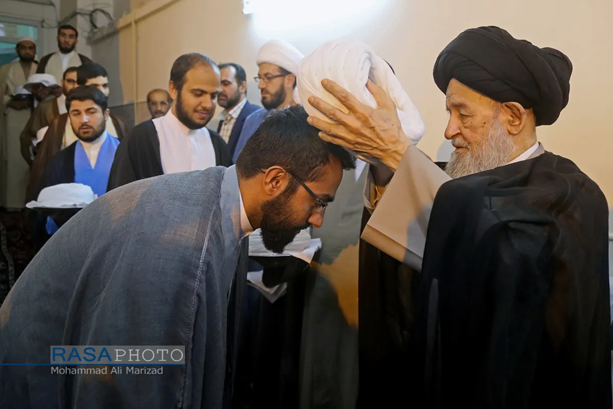 مراسم عمامه&zwnj;گذاری طلاب در بیوت مراجع تقلید در روز عید سعید غدیر