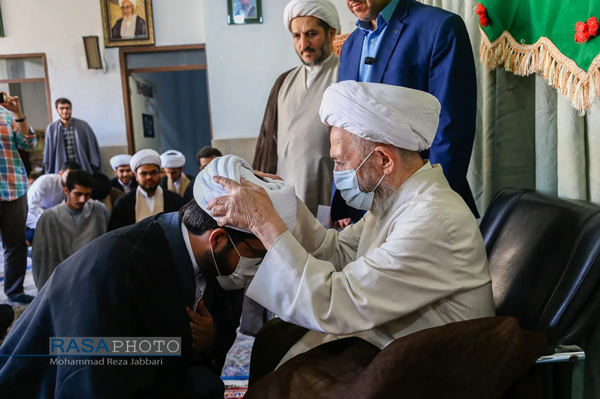 جشن عمامه&zwnj;گذاری طلاب توسط حضرت آیت الله سبحانی