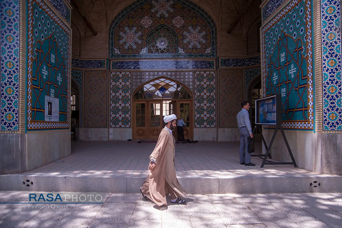 عبور یکی از طلاب از مقابل محراب اصلی حوزه علمیه صدر بازار اصفهان