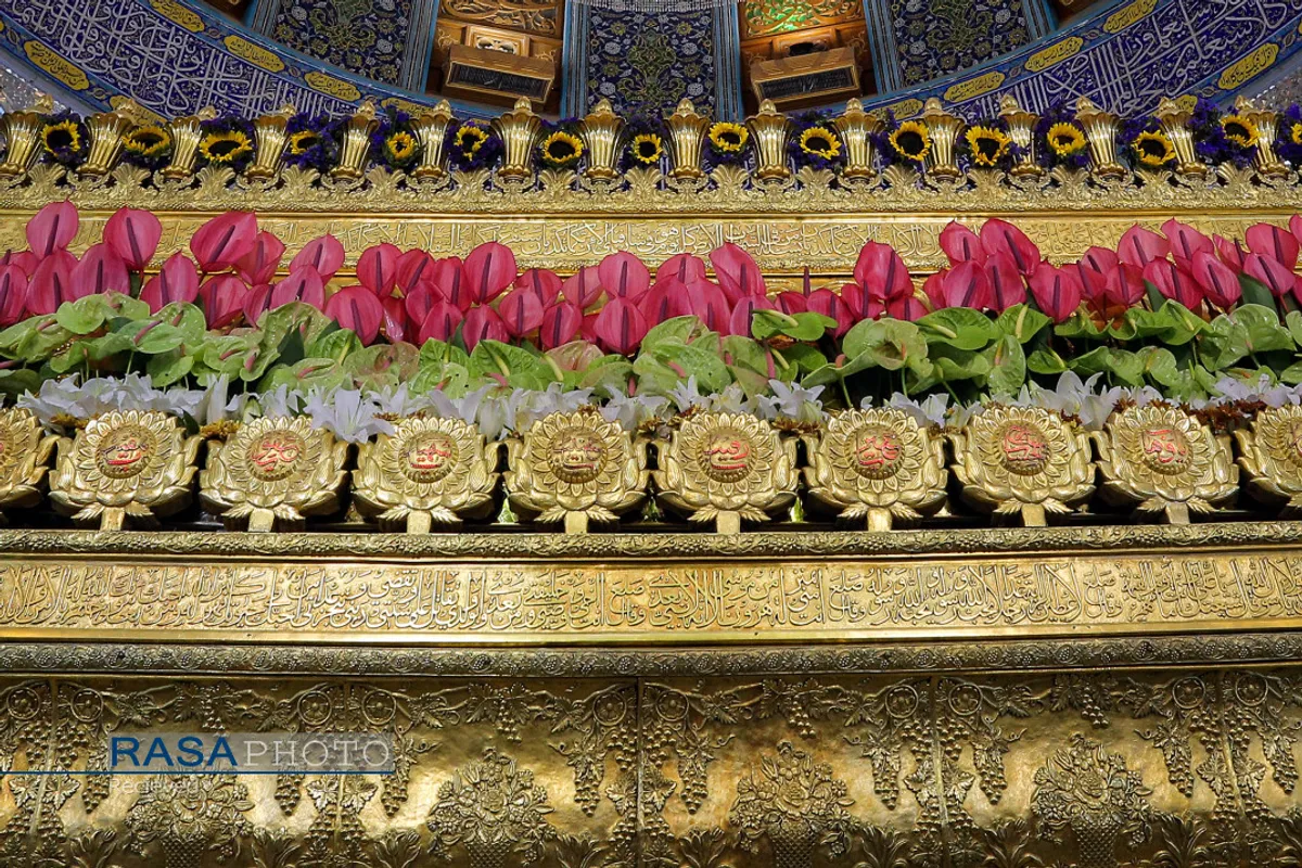 "گل آرایی ضریح مطهر حرم امام علی ع در آستانه عید بزرگ غدیر"