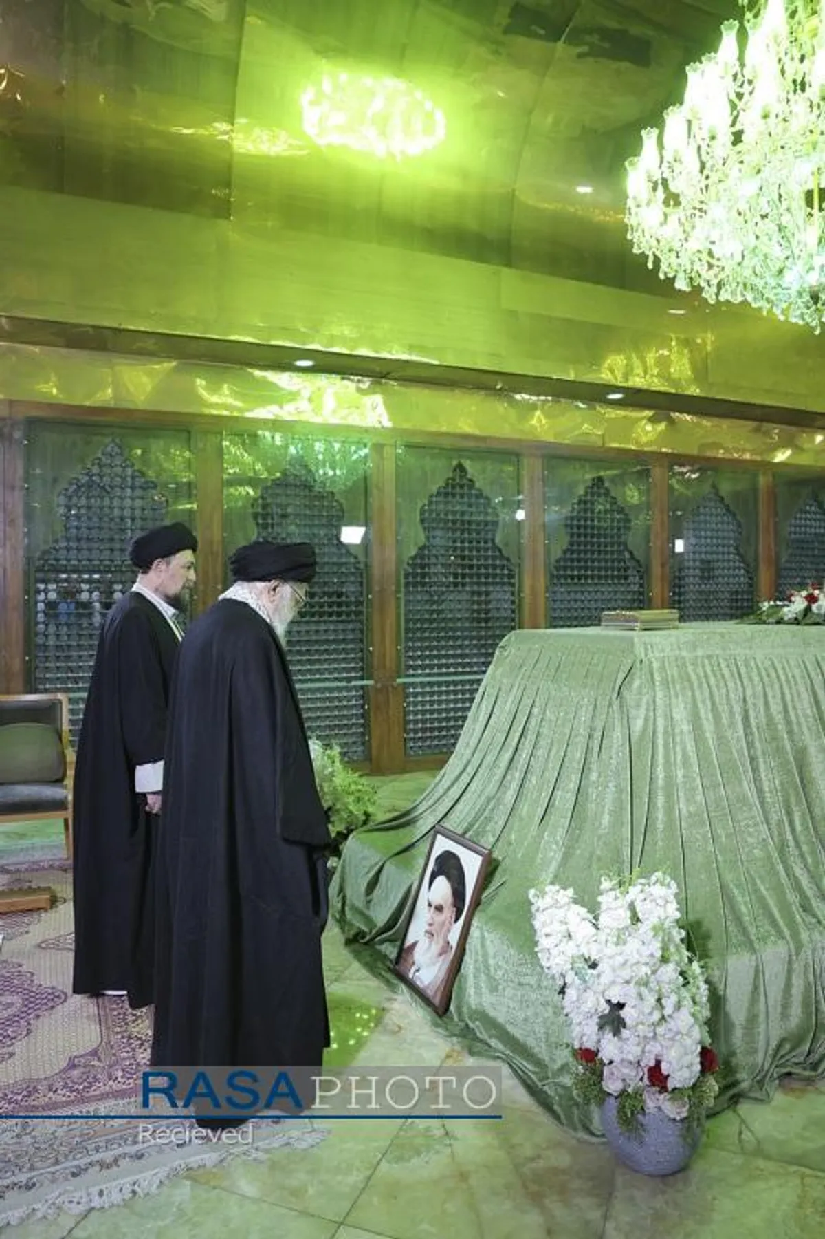 آغاز جشن&zwnj;های چهل&zwnj;وهفتمین سالگرد پیروزی انقلاب با حضور رهبر انقلاب در حرم مطهر حضرت امام خمینی(ره)