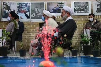 حضور تعدادی از طلاب جانباز در بیت امام راحل (ره)