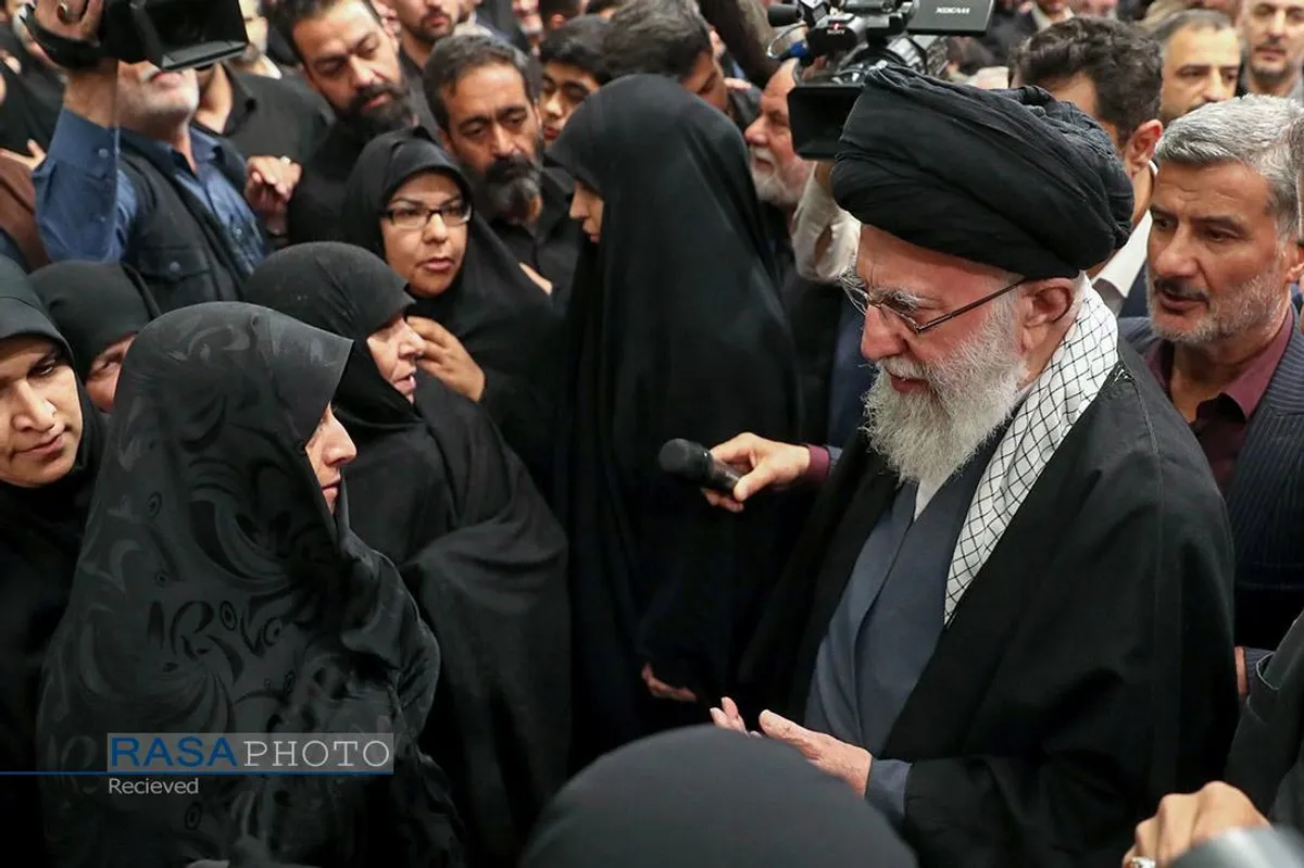 اقامه نماز توسط مقام معظم رهبری بر پیکر هفت شهید راه قدس