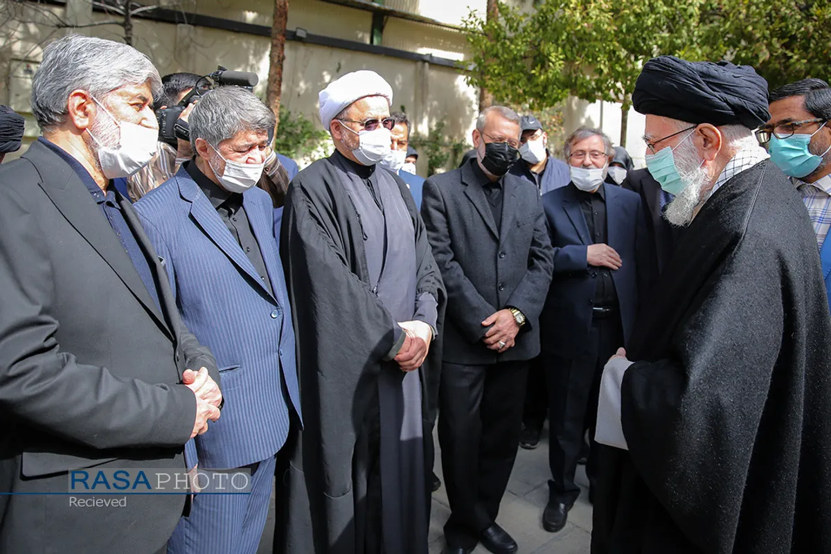 اقامه نماز رهبر انقلاب بر پیکر همسر شهید آیت&zwnj;الله مطهری