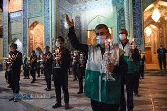 آیین لاله گردانی شب شام غریبان شهادت امام رضا(ع) در شیراز&lrm;