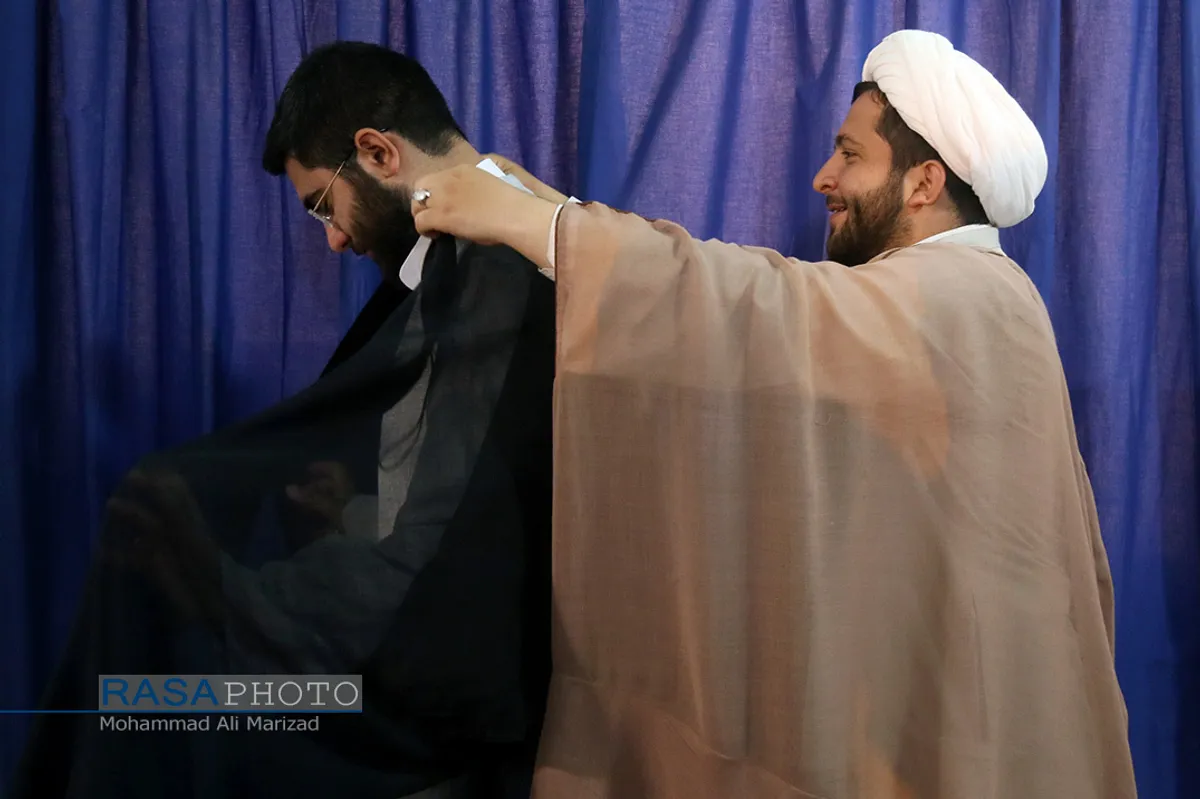 مراسم عمامه&zwnj;گذاری طلاب در بیوت مراجع تقلید در روز عید سعید غدیر