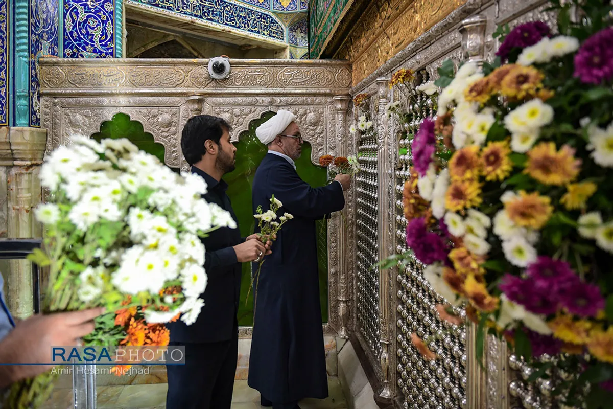 گل&zwnj;آرایی ضریح مطهر حضرت معصومه (س) در شب میلاد پیامبر اعظم (ص)