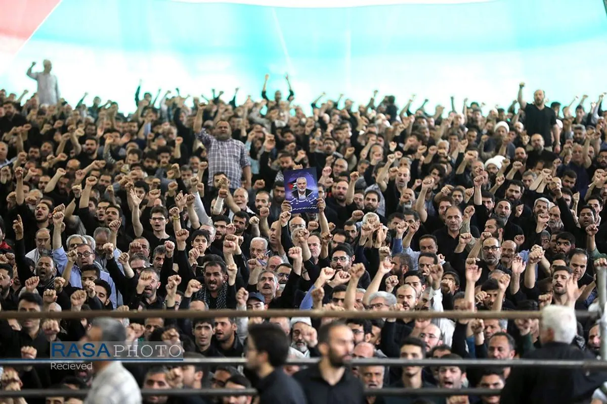 اقامه نماز توسط رهبر معظم انقلاب بر پیکر شهید اسماعیل هنیه