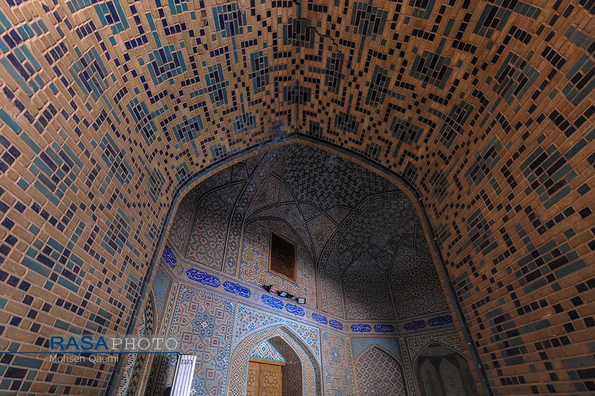 نمایی از داخل محراب و یکی از مدخل ها
 | مدرسه علمیه تاریخی حضرت امام صادق(ع) (مدرسه چهارباغ اصفهان) 