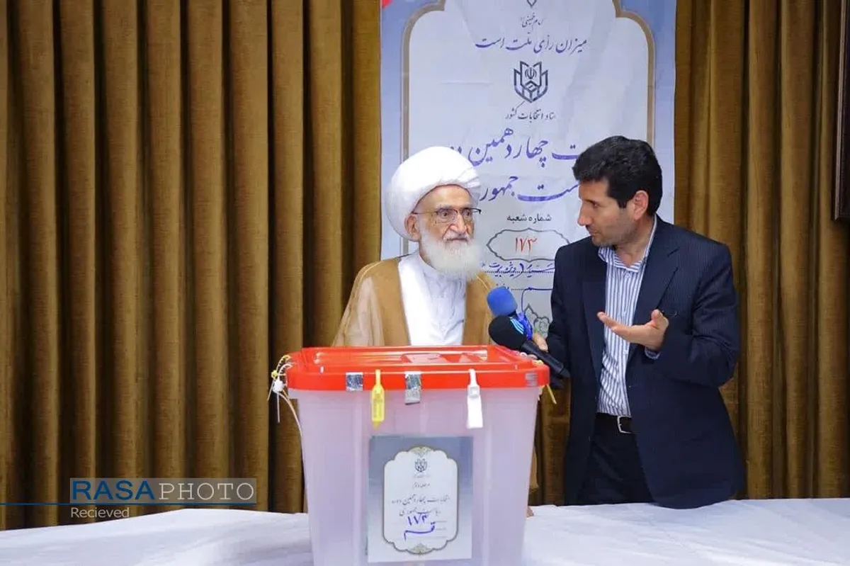 حضور حضرت آیت الله نوری همدانی در پای صندوق رای دومین دوره چهاردهمین انتخابات ریاست جمهوری