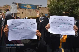 تجمع جمعی از مردم شیراز در اعتراض به کشف حجاب عده ای در یکی از مناطق شیراز&lrm;&lrm;