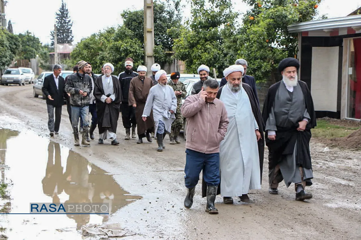 آیت الله توکل نماینده مردم مازندران در مجلس خبرگان رهبری، حجت الاسلام حسن روحانی امام جمعه بابل، حجت الاسلام شکریان رئیس سازمان تبلیغات اسلامی با حضور در مناطق سیل زده مازندران از روند امداد رسانی به سیل زدگان بازدید کردند.