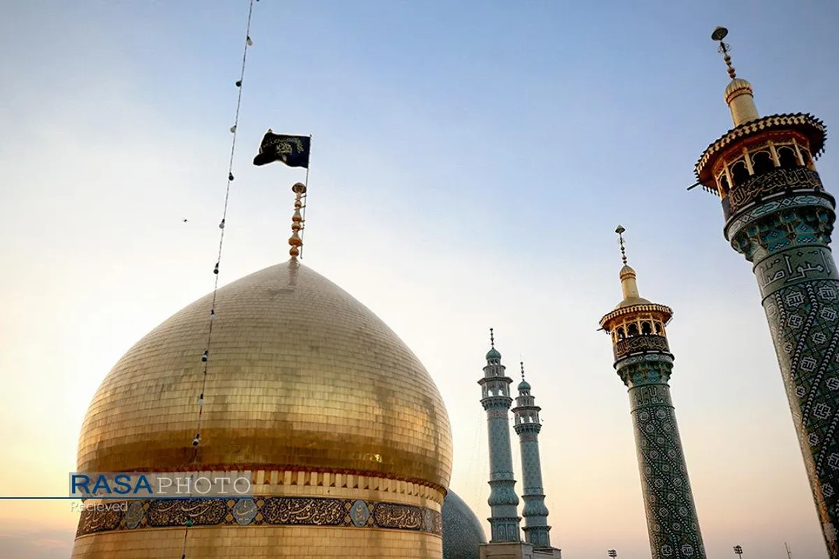 آیین تعویض پرچم گنبد مطهر حرم حضرت فاطمه معصومه (سلام&zwnj;الله&zwnj;علیها)
