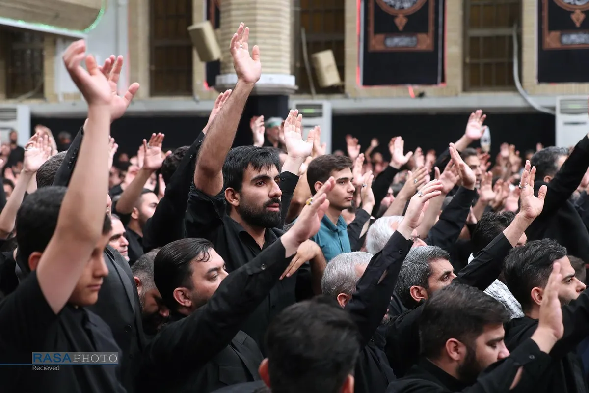 اولین شب عزاداری حضرت اباعبدالله الحسین (علیه&zwnj;السلام) با حضور رهبر انقلاب