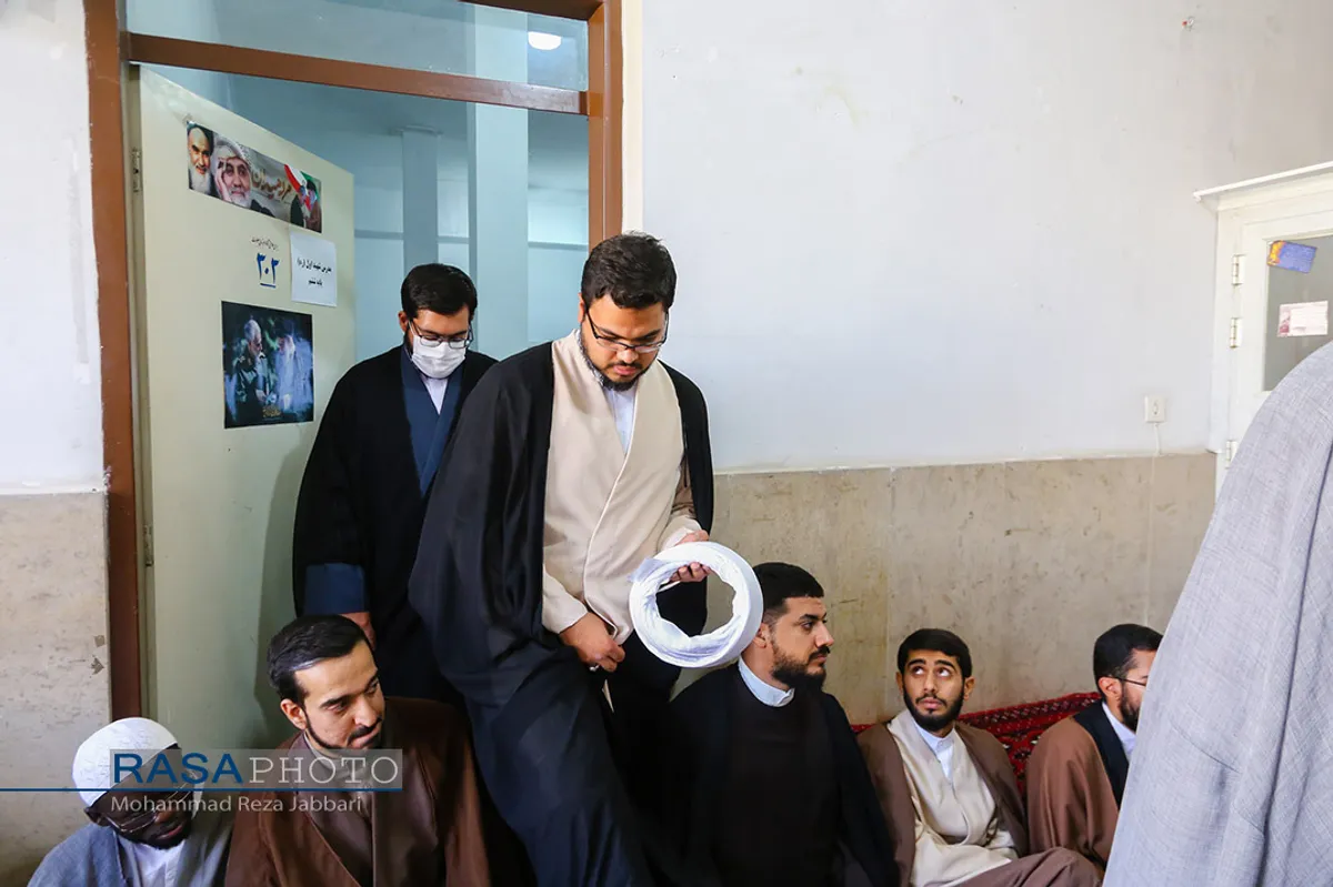 جشن عمامه&zwnj;گذاری طلاب توسط حضرت آیت الله سبحانی