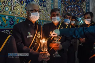 آیین لاله گردانی شب شام غریبان شهادت امام رضا(ع) در شیراز&lrm;