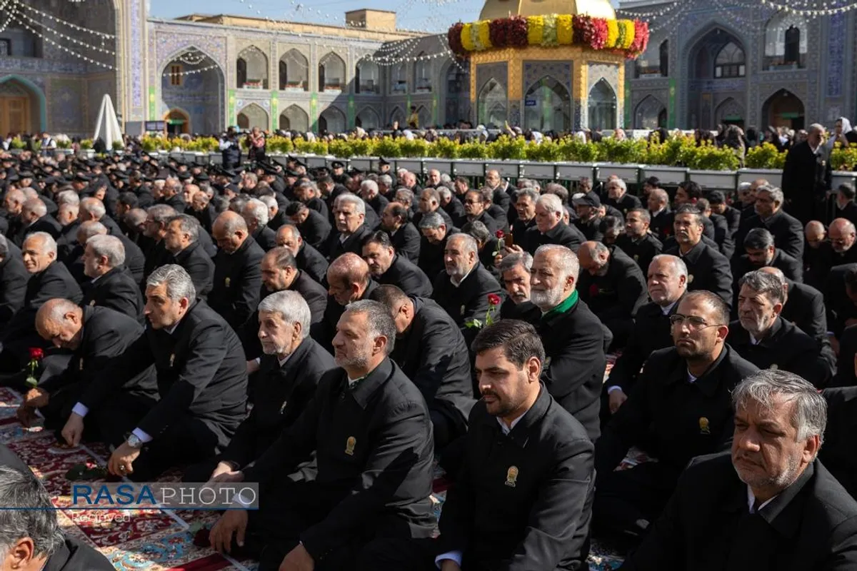 آیین تعویض پرچم گنبد منور رضوی در روز میلاد امام رئوف (ع)