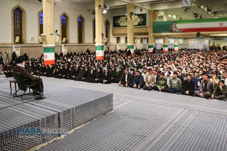 دیدار جمعی از رأی اولی&zwnj;ها و خانواده&zwnj;های شهدا با رهبر انقلاب