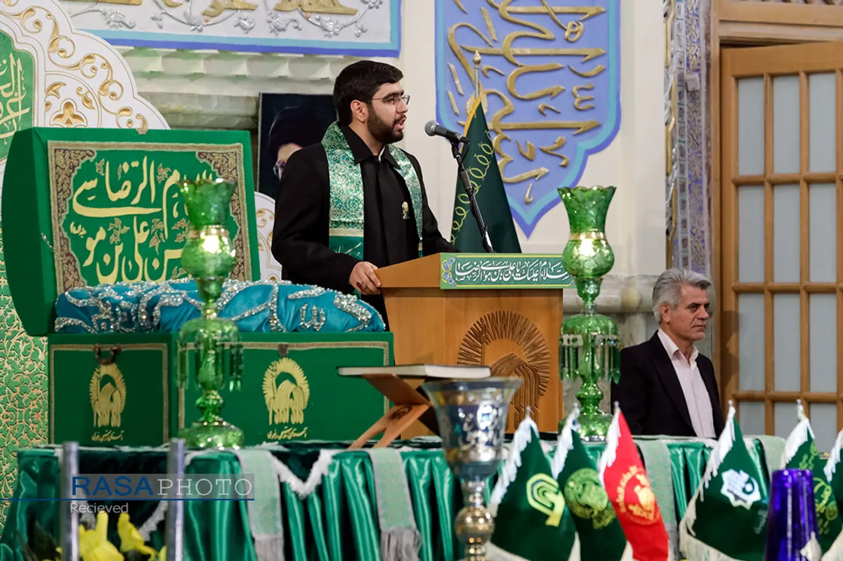 آیین تعویض پرچم گنبد منور رضوی در روز میلاد امام رضا(علیه&zwnj;السلام)