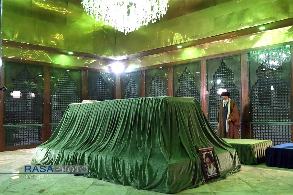 حضور مقام معظم رهبری در مرقد مطهر امام خمینی (ره) و گلزار شهیدان