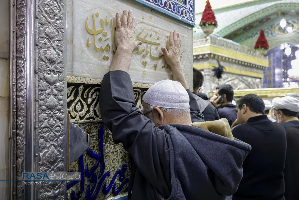 غم و اندوه زائران حضرت امام رضا (ع) در پی اعلام خبر شهادت رهبر معظم انقلاب