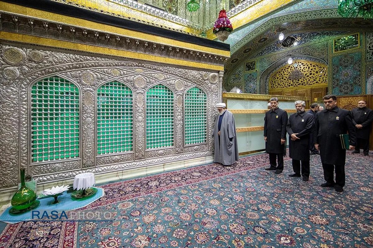 غبارروبی ضریح مطهر رضوی در آستانه دهه &laquo;ولایت و امامت&raquo;