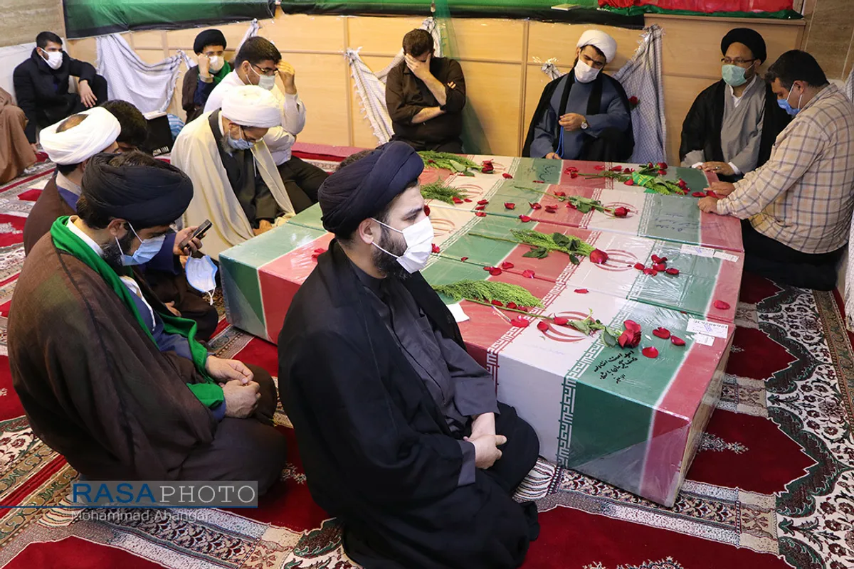 مراسم وداع جمعی از طلاب با پیکر شهدای تازه تفحص شده در اهواز&lrm;