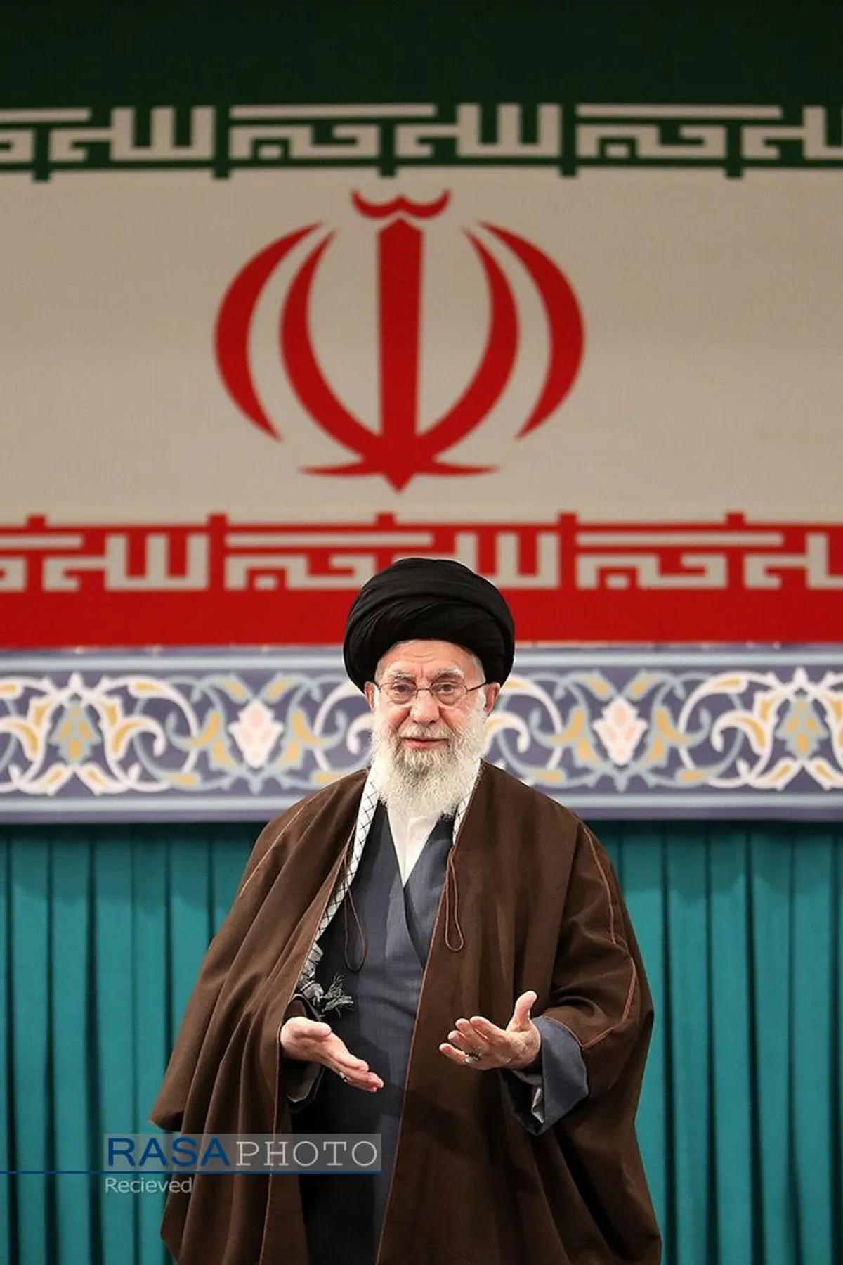 دیدار جمعی از رأی اولی&zwnj;ها و خانواده&zwnj;های شهدا با رهبر انقلاب