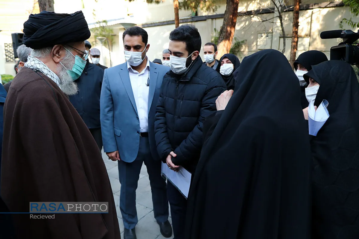 اقامه نماز توسط مقام معظم رهبری بر پیکر دکتر عباس شیبانی