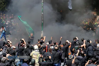 مراسم خیمه سوزان ظهر عاشورا در بازار تهران | عکس&zwnj;های منتخب خبرگزاری رسا از عزاداری دهه اول محرم ۱۳۹۸