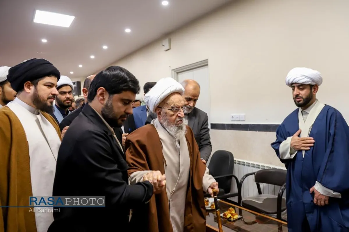 جشن روز مبعث و عمامه&zwnj;گذاری تعدادی از طلاب حوزه علمیه قم در بیوت مراجع تقلید