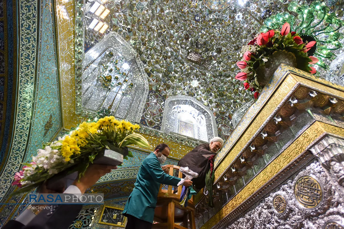 گل&zwnj;آرایی ضریح مطهر روضوی ویژه ولادت حضرت امام رضا (علیه السلام)