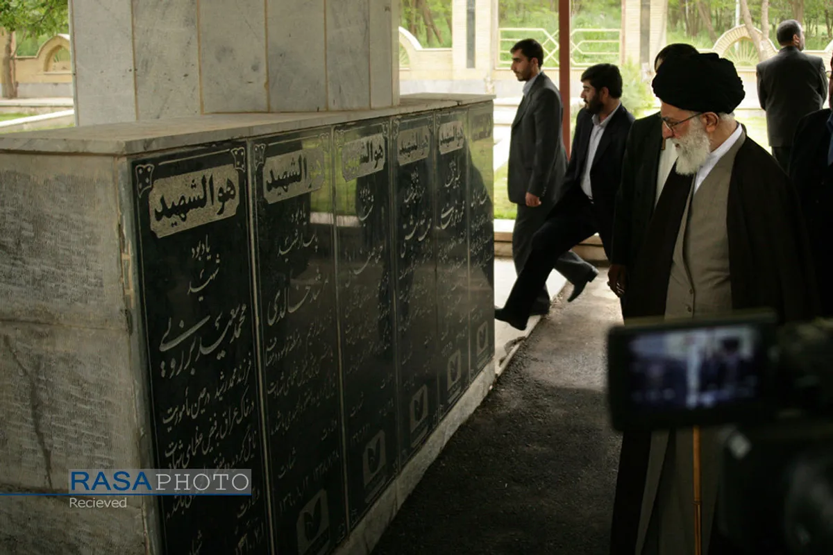 بازنشر | حضور رهبر انقلاب در گلزار شهدای مریوان در سال ۱۳۸۸