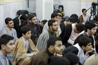 حضور آیت الله مروی در حجرات و گفتگوی صمیمی با طلاب در جریان بازدید از مدرسه علمیه جهانگیرخان قم