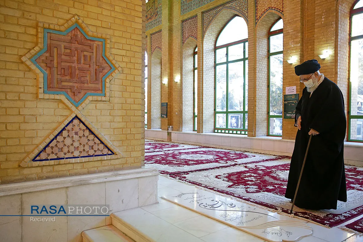 حضور مقام معظم رهبری در مرقد امام راحل (ره) و گلزار شهدای بهشت زهرا(س)