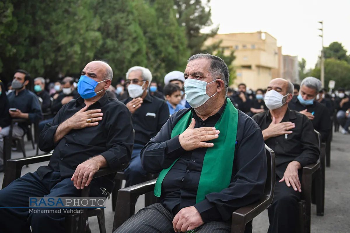 استقبال از پیکر پاک شهید گمنام در مراسم عزاداری ۲۸ صفر