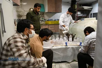 تهیه و توزیع مواد ضد عفونی کننده توسط جوانان طلبه و بسیجی