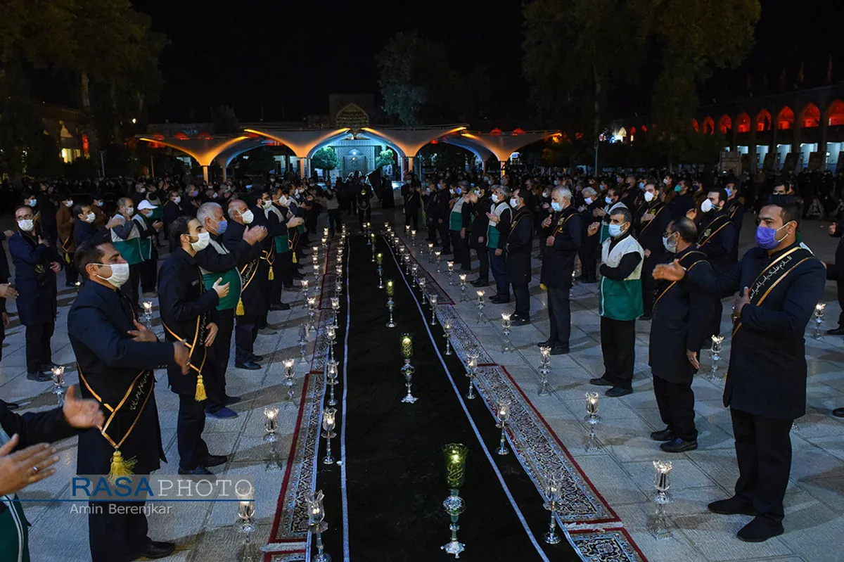 آیین لاله گردانی شب شام غریبان شهادت امام رضا(ع) در شیراز&lrm;