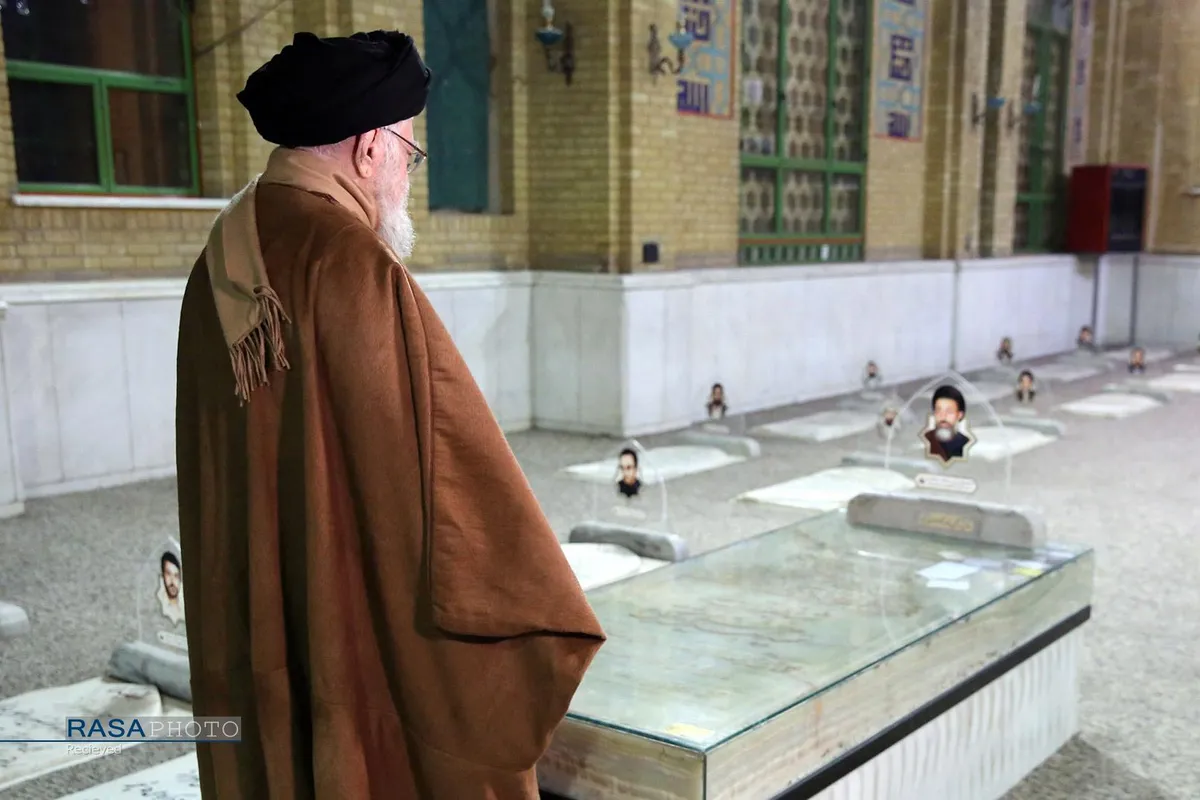 حضور مقام معظم رهبری در مرقد مطهر امام راحل (ره) و گلزار شهدای بهشت زهرا (سلام&zwnj;الله&zwnj;علیها)