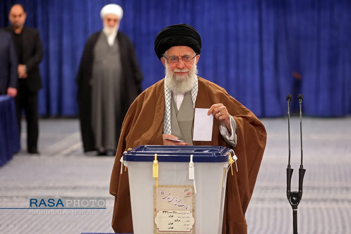 حضور مقام معظم رهبری در پای صندوق رای