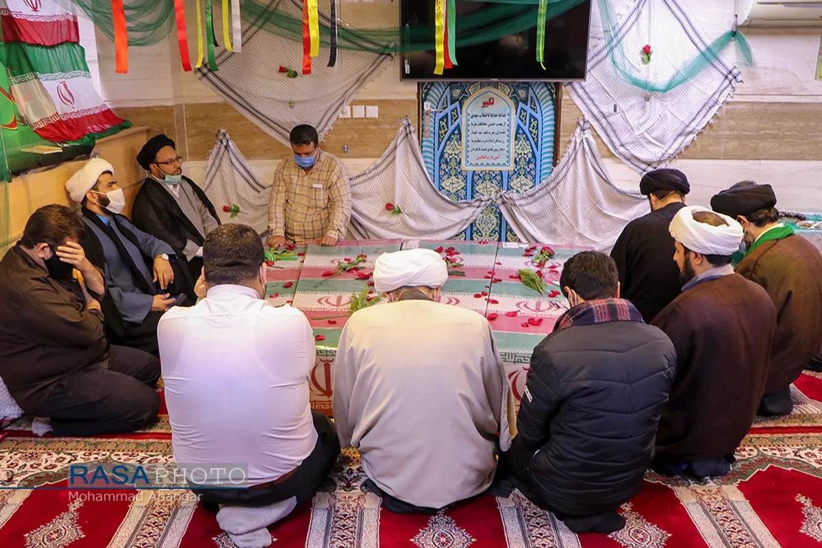 مراسم وداع جمعی از طلاب با پیکر شهدای تازه تفحص شده در اهواز&lrm;