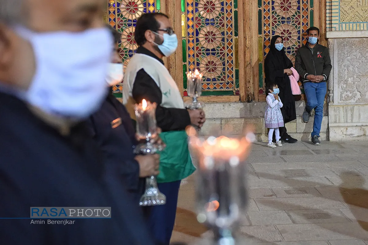 آیین لاله گردانی شب شام غریبان شهادت امام رضا(ع) در شیراز&lrm;