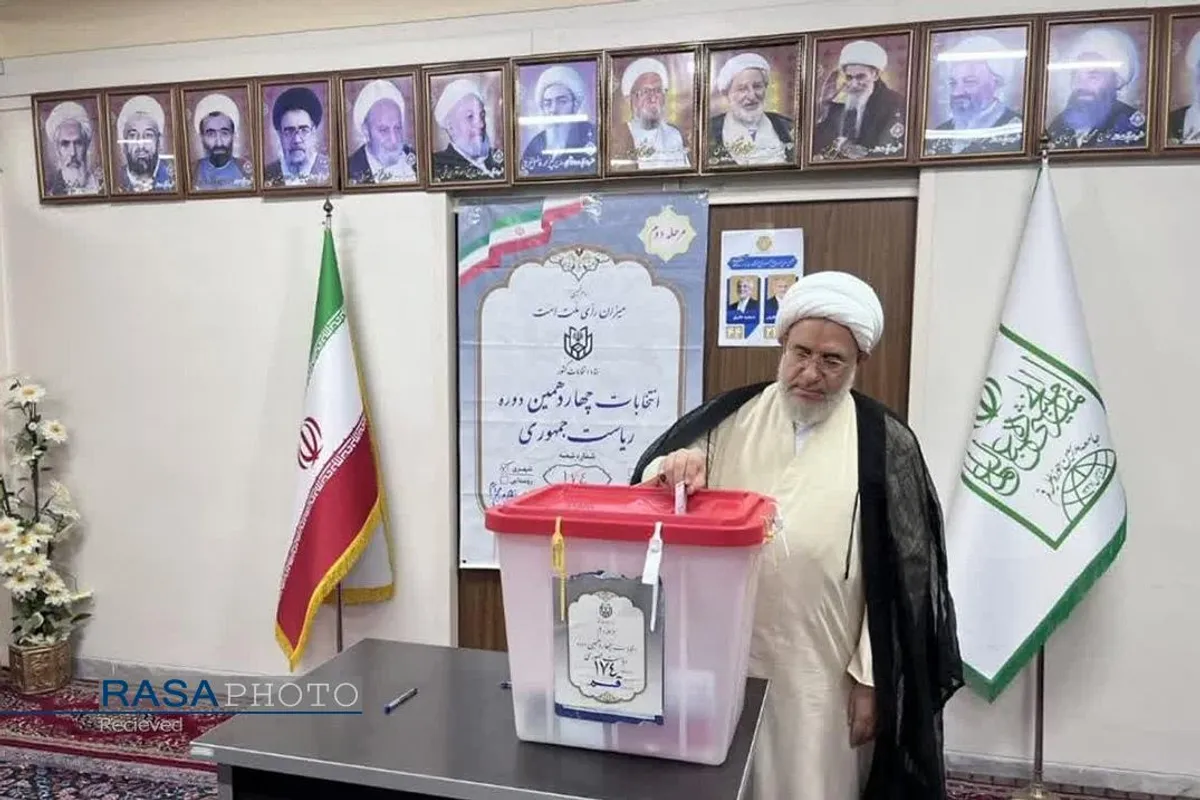 حضور آیت الله محسن اراکی در پای صندوق رای دومین دوره چهاردهمین انتخابات ریاست جمهوری
