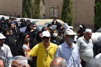 تجمع جمعی از مردم شیراز در اعتراض به کشف حجاب عده ای در یکی از مناطق شیراز&lrm;&lrm;