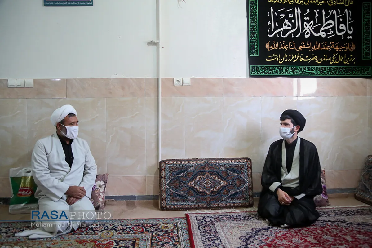 تجلیل دو تن از طلاب جهادی از خانواده شهید صادق&zwnj;زاده