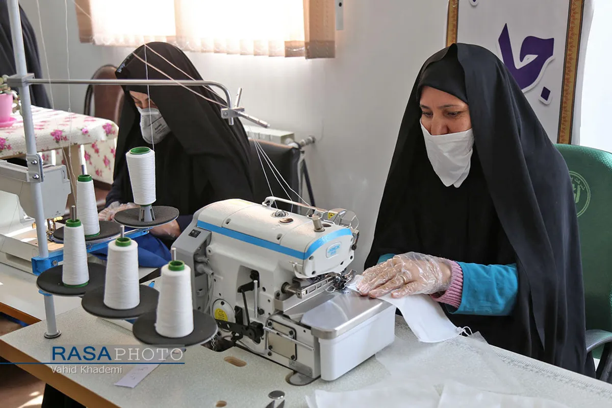 تولید ماسک و لباس بیمارستانی توسط بانوان جهادگر خراسان شمالی&lrm;