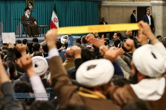 دیدار جمعی از رأی اولی&zwnj;ها و خانواده&zwnj;های شهدا با رهبر انقلاب