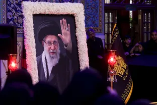 حضور مردم عزادار برای زیارت مزار مطهر رهبر شهید انقلاب در رواق دارالذکر
