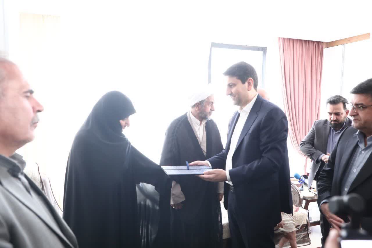 دیدار وزیر ارتباطات با خانواده شهید اردشیر رئیسی دهکردی دیدار وزیر ارتباطات با خانواده شهید اردشیر رئیسی دهکردی