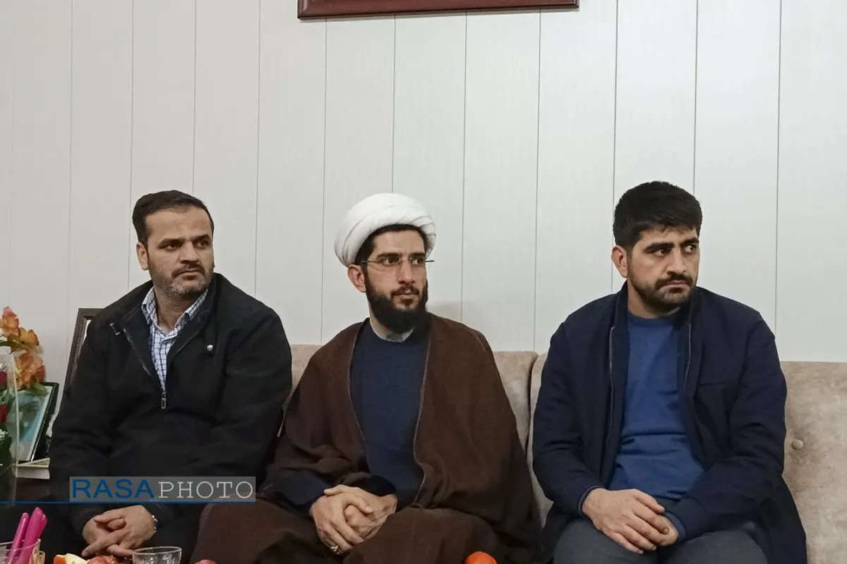 دیدار مدیرعامل و جمعی از مسئولان رسا با خانواده شهید احمدی&zwnj;تبار